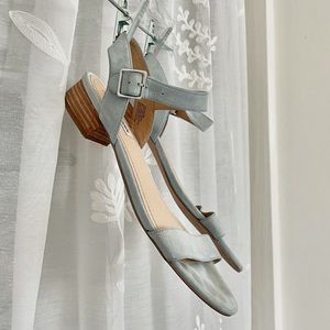 Steve Madden Kitty heel sandals 🐝